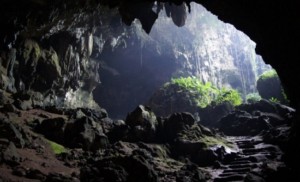 goa batu cermin labuan bajo